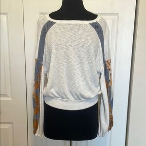 NWOT FREE PEOPLE WHITE & BLUE LONG SLEEVE BOHO TOP WITH FLORAL ACCENTS. SIZE SP